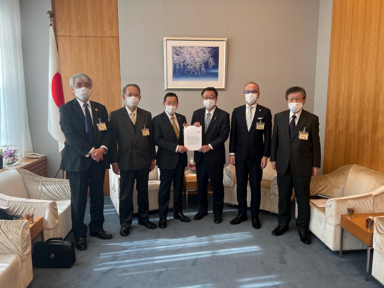 松野官房長官へ要望書を提出する小林理事長