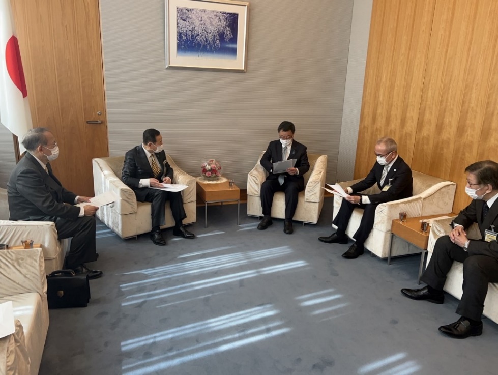 松野官房長官に要望内容を説明する小林理事長