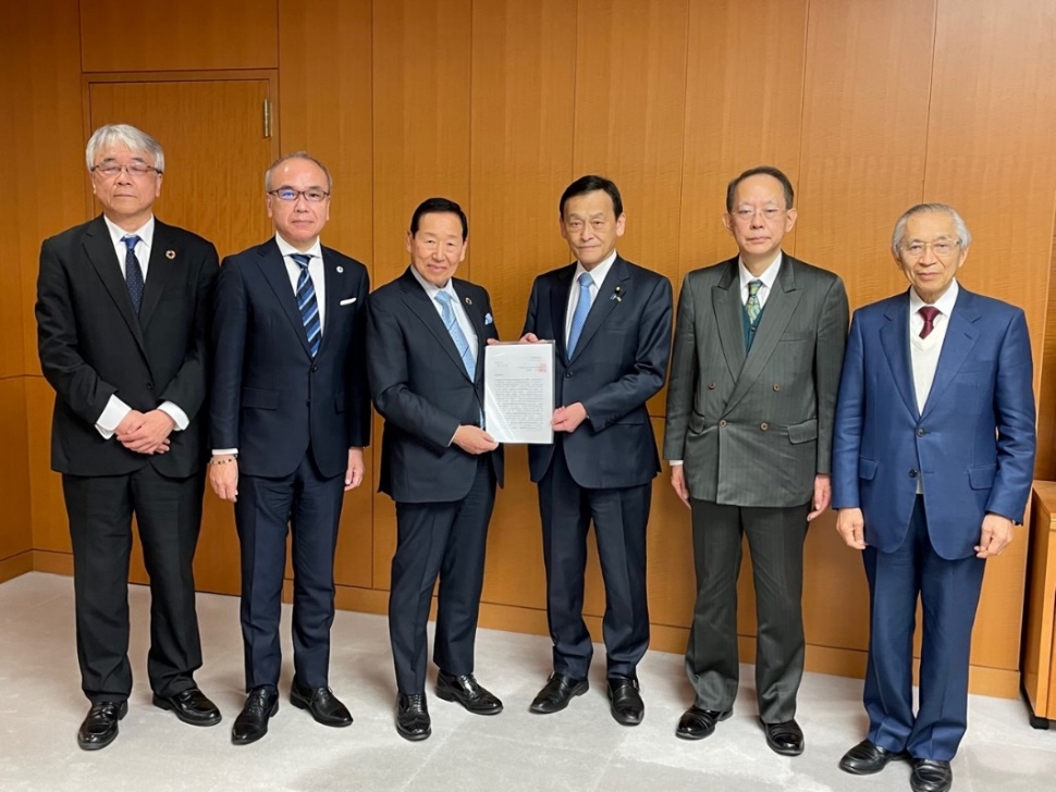 末松文部科学大臣へ要望書を提出する小林理事長