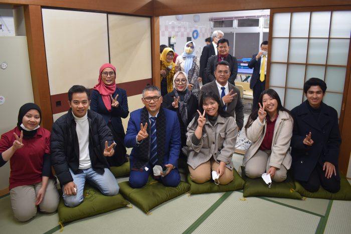 和室（本校施設内）で記念撮影