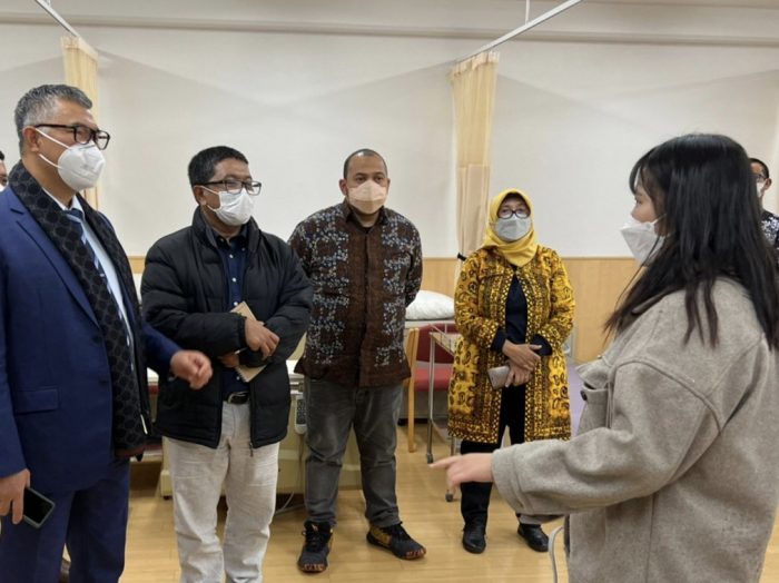 インドネシア出身の在校生より本校の施設紹介、教育内容をお話していただきました