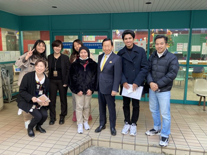 日本福祉教育専門学校で学ぶインドネシア出身の留学生、小林理事長、教員のみなさん